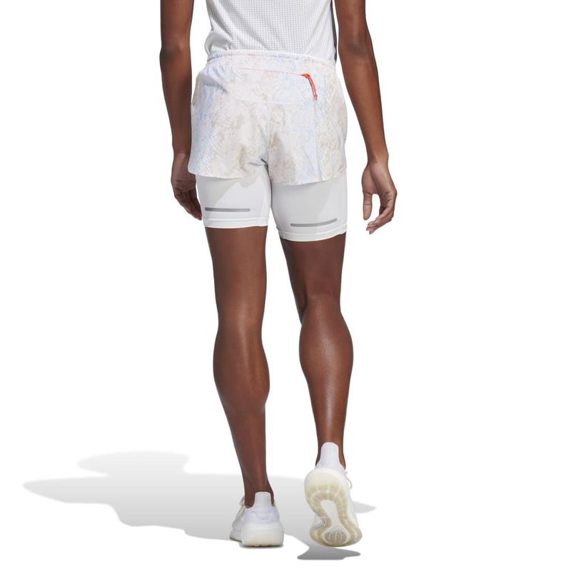 Pantaloneta-adidas-para-mujer-Fast-2In1-Aop-para-correr-color-blanco.-Reverso-Sobre-Modelo