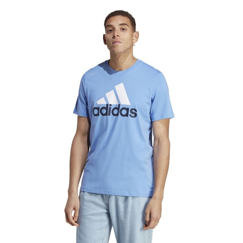 Camiseta-Manga-Corta-adidas-para-hombre-M-Bl-Sj-T-para-moda-color-azul.-Frente-Sobre-Modelo