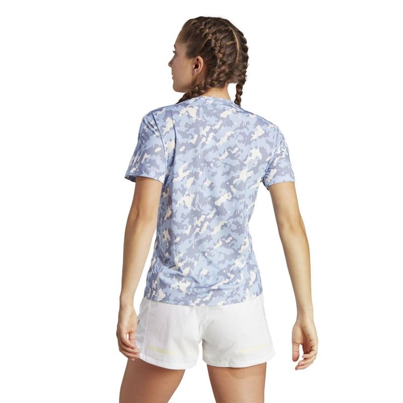 Camiseta-Manga-Corta-adidas-para-mujer-Otr-Aop-Tee-para-correr-color-azul.-Reverso-Sobre-Modelo