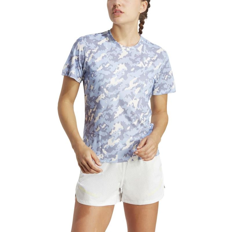 Camiseta-Manga-Corta-adidas-para-mujer-Otr-Aop-Tee-para-correr-color-azul.-Zoom-Frontal-Sobre-Modelo