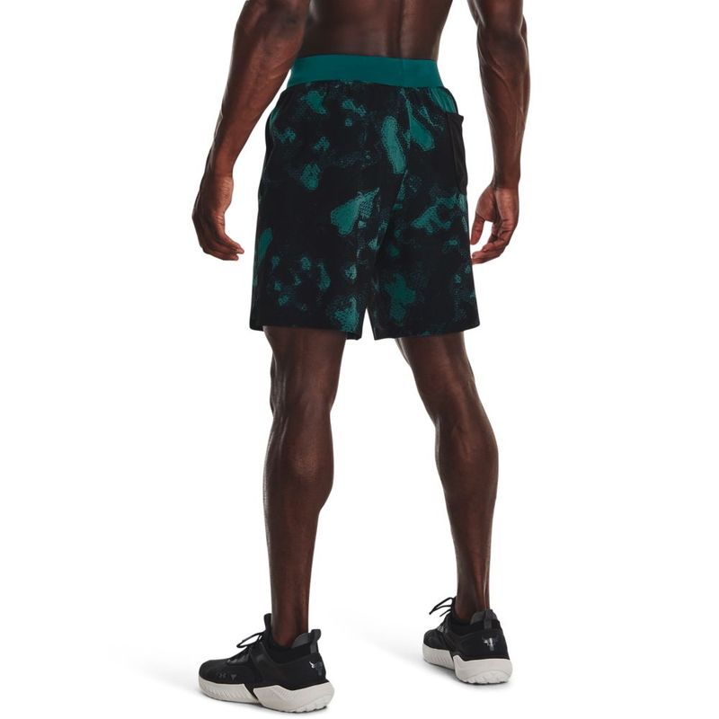 Pantaloneta-under-armour-para-hombre-Pjt-Rock-Printed-Wvn-Short-para-entrenamiento-color-verde.-Reverso-Sobre-Modelo