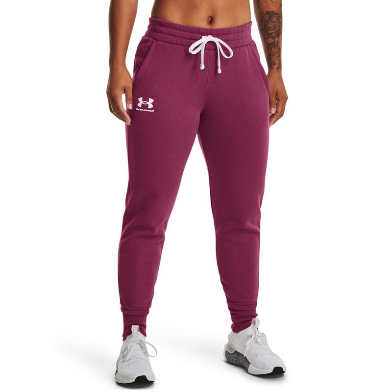 Pantalon-under-armour-para-mujer-Rival-Fleece-Joggers-para-entrenamiento-color-rosado.-Frente-Sobre-Modelo