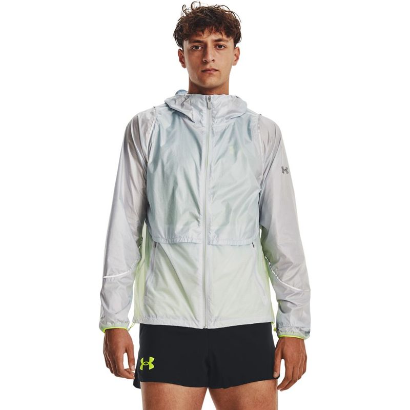 Chaqueta-under-armour-para-hombre-Impasse-Lightweight-Run-Jkt-para-correr-color-gris.-Frente-Sobre-Modelo