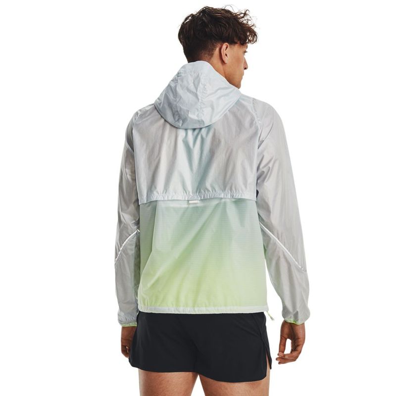 Chaqueta-under-armour-para-hombre-Impasse-Lightweight-Run-Jkt-para-correr-color-gris.-Reverso-Sobre-Modelo