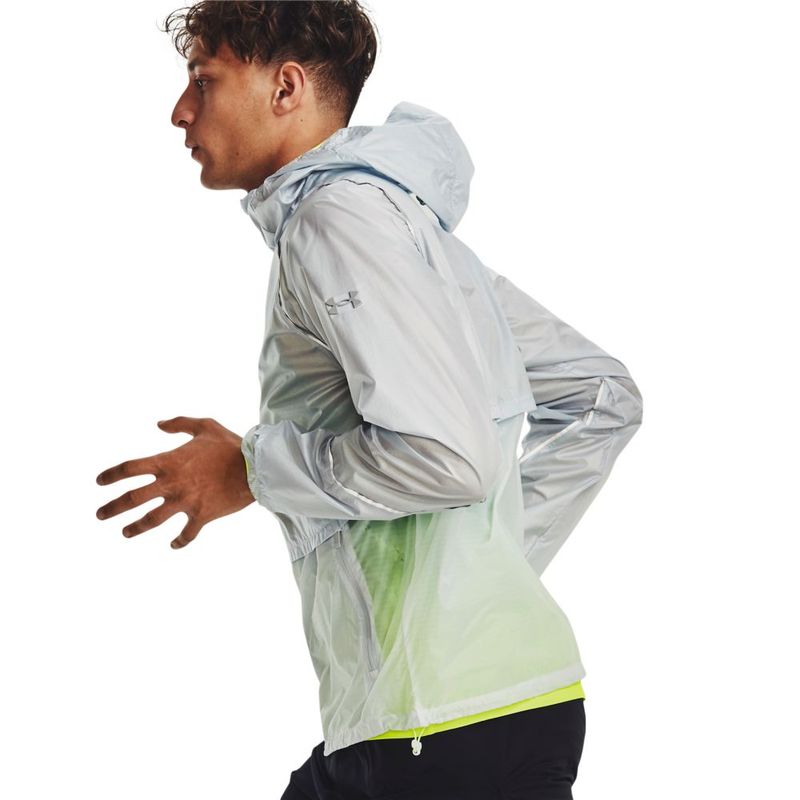 Chaqueta-under-armour-para-hombre-Impasse-Lightweight-Run-Jkt-para-correr-color-gris.-Modelo-In-Action