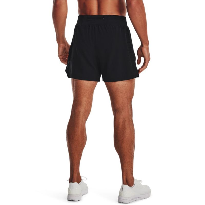 Pantaloneta-under-armour-para-hombre-Ua-Speedpocket-5-Short-para-correr-color-negro.-Reverso-Sobre-Modelo