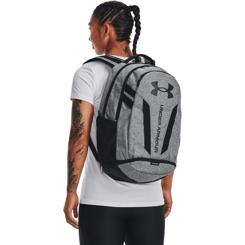 Morral-under-armour-para-hombre-Ua-Hustle-5.0-Backpack-para-entrenamiento-color-negro.-Sobre-Modelo