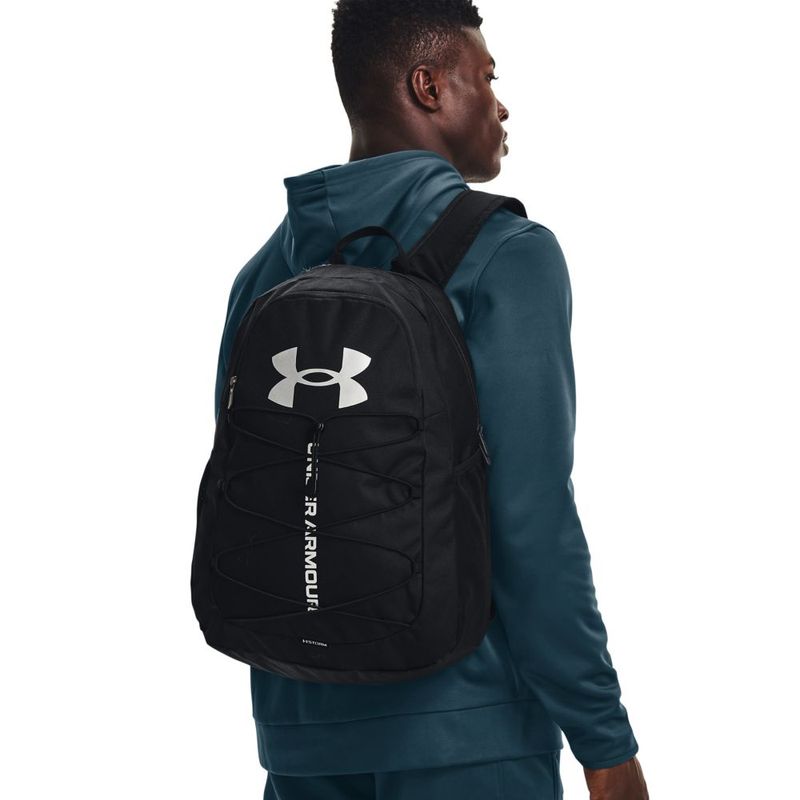 Morral-under-armour-para-hombre-Ua-Hustle-Sport-Backpack-para-entrenamiento-color-negro.-Sobre-Modelo