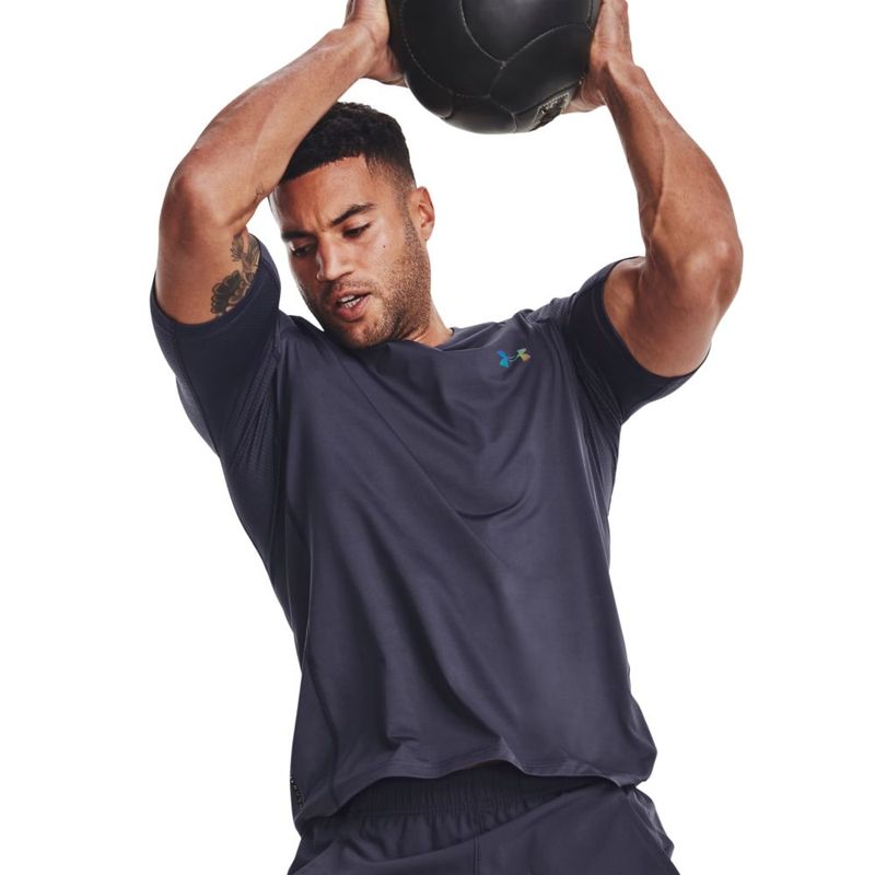 Camiseta-Manga-Corta-under-armour-para-hombre-Ua-Smartform-Rush-Ss-para-entrenamiento-color-morado.-Frente-Sobre-Modelo