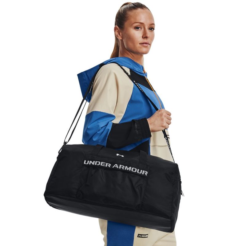 Maletin-under-armour-para-mujer-Ua-Favorite-Duffle-para-entrenamiento-color-negro.-Sobre-Modelo