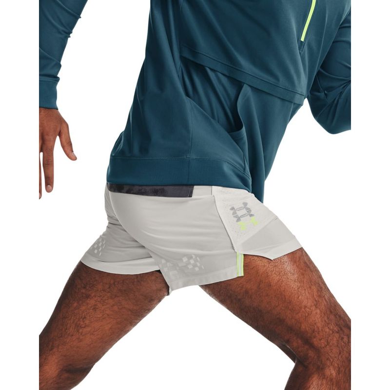 Pantaloneta-under-armour-para-hombre-Ua-Run-Anywhere-Short-para-correr-color-gris.-Frente-Sobre-Modelo