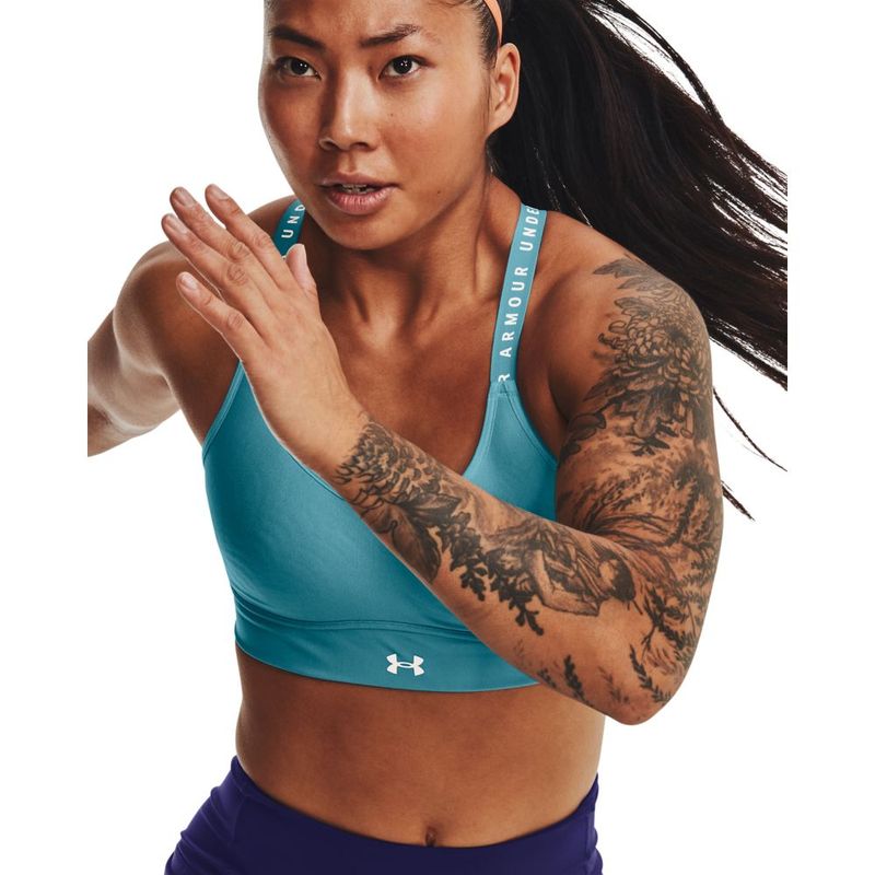 Top-under-armour-para-mujer-Ua-Infinity-Mid-Covered-para-entrenamiento-color-azul.-Frente-Sobre-Modelo