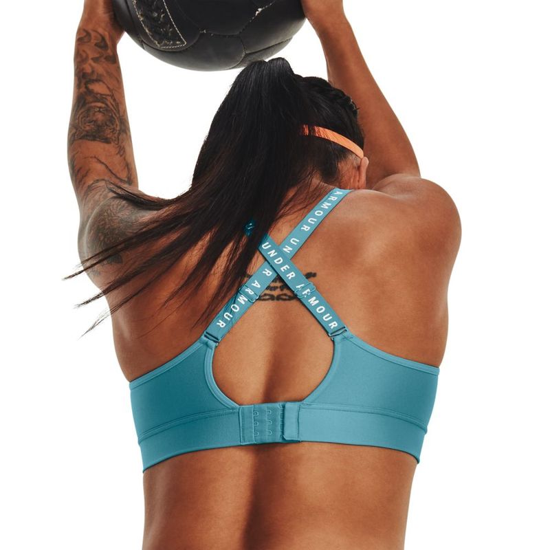 Top-under-armour-para-mujer-Ua-Infinity-Mid-Covered-para-entrenamiento-color-azul.-Reverso-Sobre-Modelo