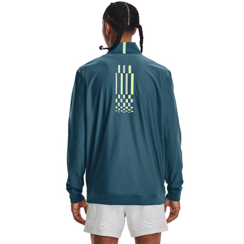 Chaqueta-under-armour-para-hombre-Ua-Run-Anywhere-Pullover-para-correr-color-azul.-Reverso-Sobre-Modelo