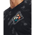 Camiseta-Manga-Corta-under-armour-para-hombre-Ua-Pjt-Rock-Hwir-Aop-Ss-para-entrenamiento-color-negro.-Cuello