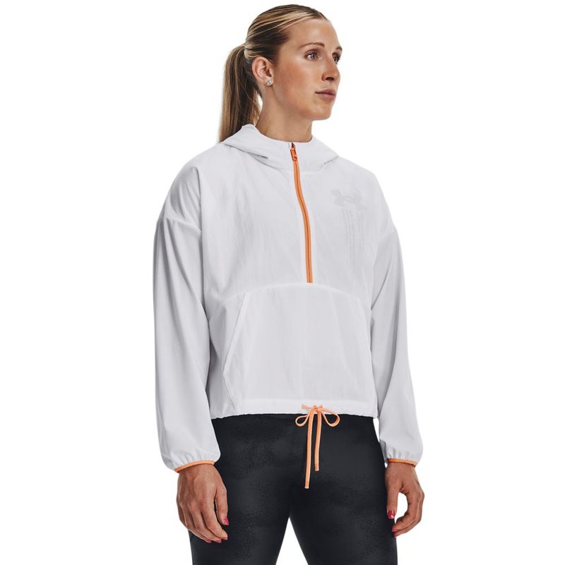 Chaqueta-under-armour-para-mujer-Woven-Graphic-Jacket-para-entrenamiento-color-blanco.-Frente-Sobre-Modelo