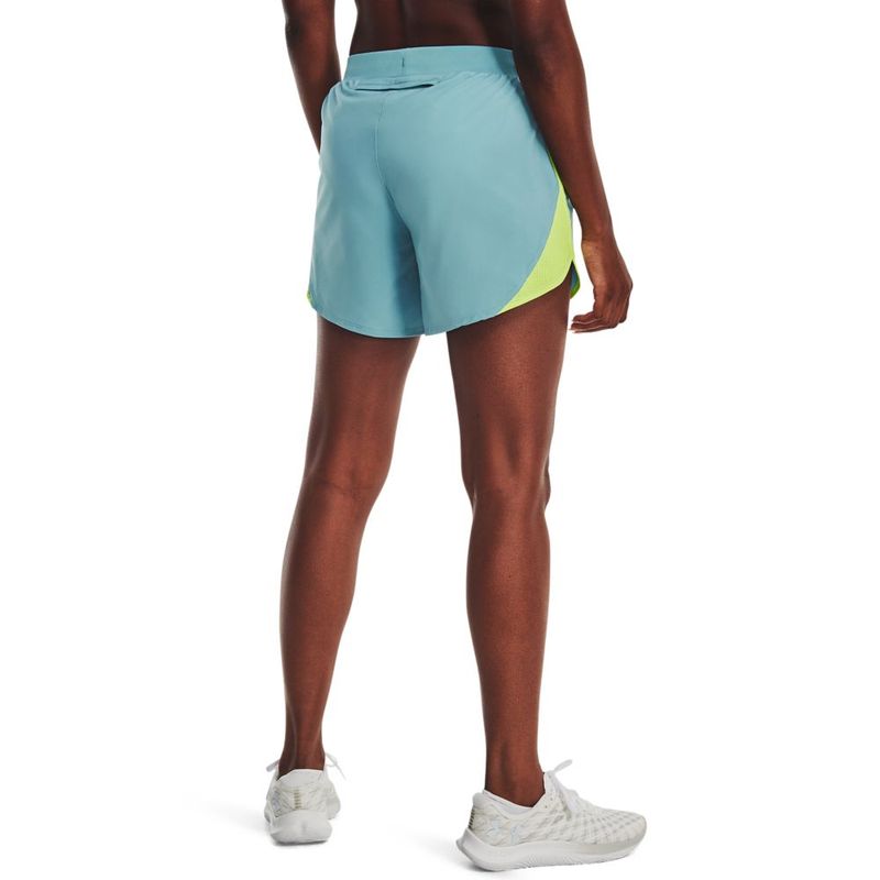 Pantaloneta-under-armour-para-mujer-Ua-Fly-By-Elite-5---Short-para-correr-color-azul.-Reverso-Sobre-Modelo