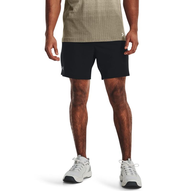 Pantaloneta-under-armour-para-hombre-Ua-Vanish-Woven-6In-Shorts-para-entrenamiento-color-negro.-Frente-Sobre-Modelo