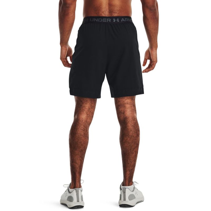 Pantaloneta-under-armour-para-hombre-Ua-Vanish-Woven-6In-Shorts-para-entrenamiento-color-negro.-Reverso-Sobre-Modelo