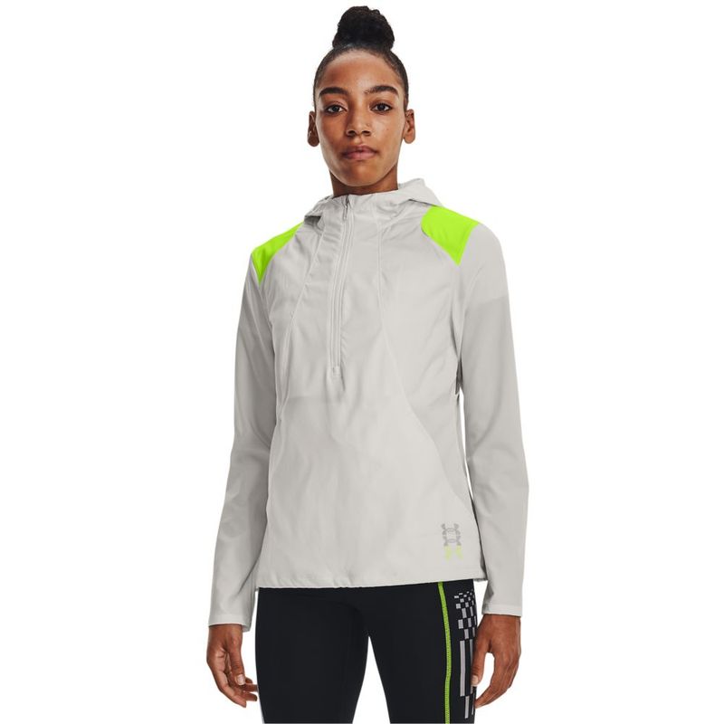 Camiseta-Manga-Larga-under-armour-para-mujer-Ua-Run-Anywhere-Anojacket-para-correr-color-gris.-Frente-Sobre-Modelo