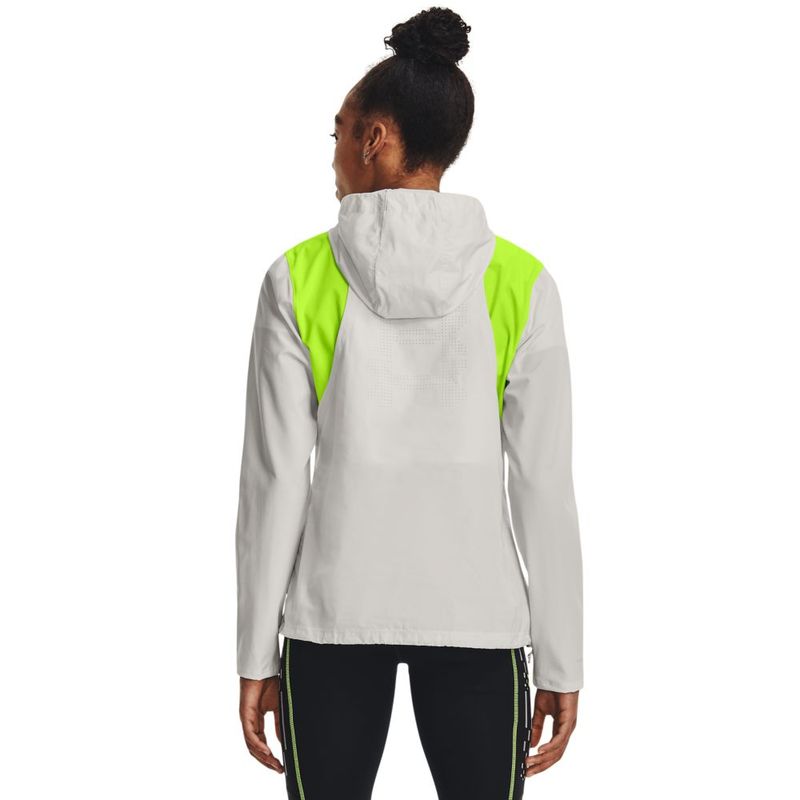 Camiseta-Manga-Larga-under-armour-para-mujer-Ua-Run-Anywhere-Anojacket-para-correr-color-gris.-Reverso-Sobre-Modelo