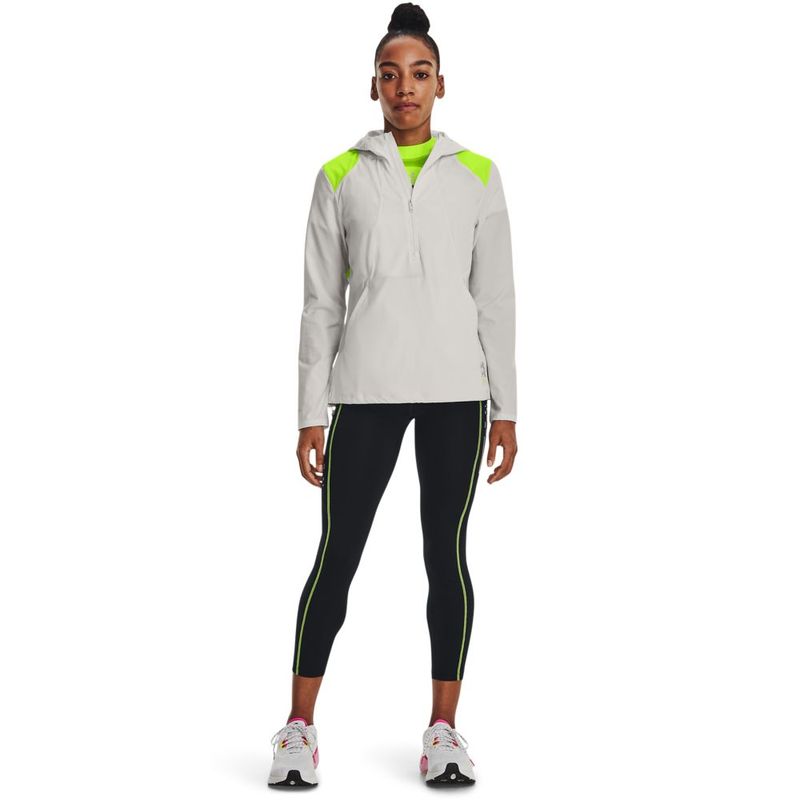 Camiseta-Manga-Larga-under-armour-para-mujer-Ua-Run-Anywhere-Anojacket-para-correr-color-gris.-Modelo-In-Action