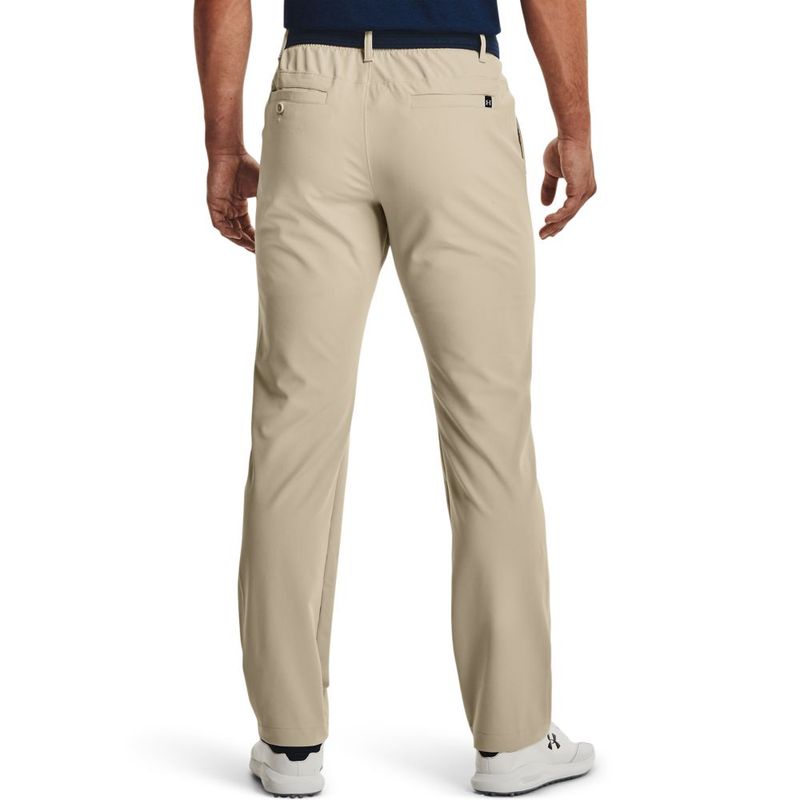 Pantalon-under-armour-para-hombre-Ua-Drive-Pant-para-golf-color-cafe.-Reverso-Sobre-Modelo