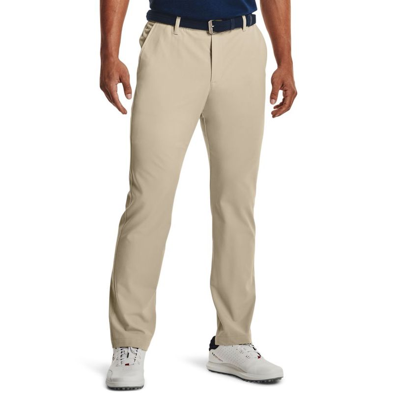 Pantalon-under-armour-para-hombre-Ua-Drive-Pant-para-golf-color-cafe.-Frente-Sobre-Modelo