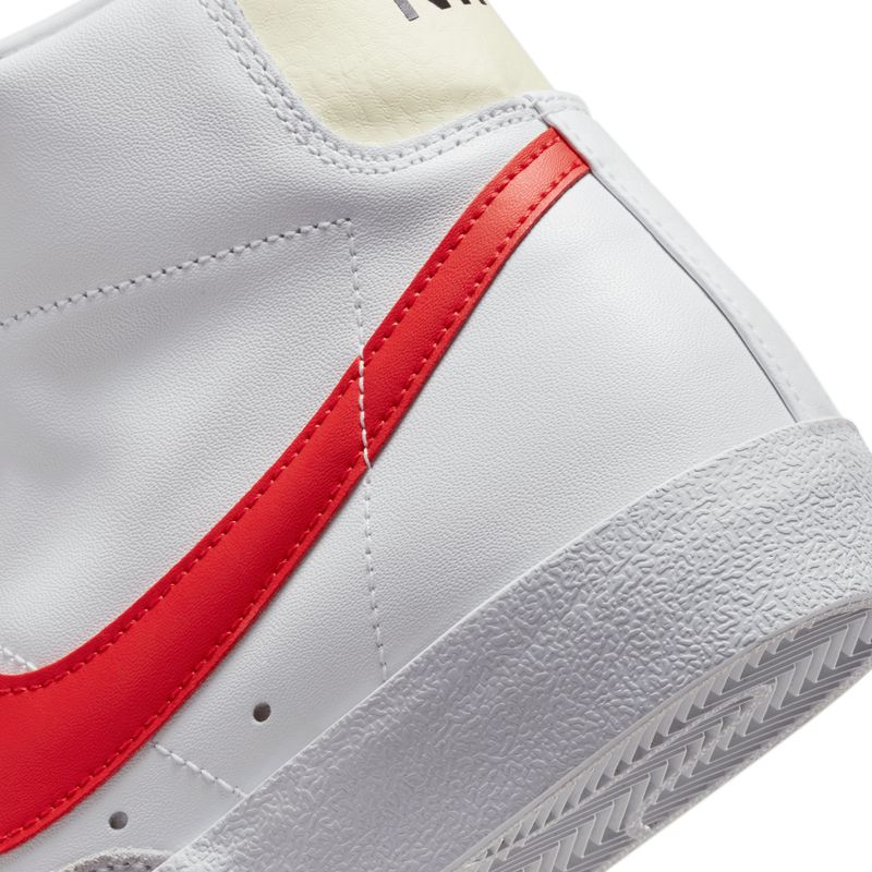 Tenis-nike-para-hombre-Blazer-Mid--77-para-moda-color-blanco.-Detalle-3