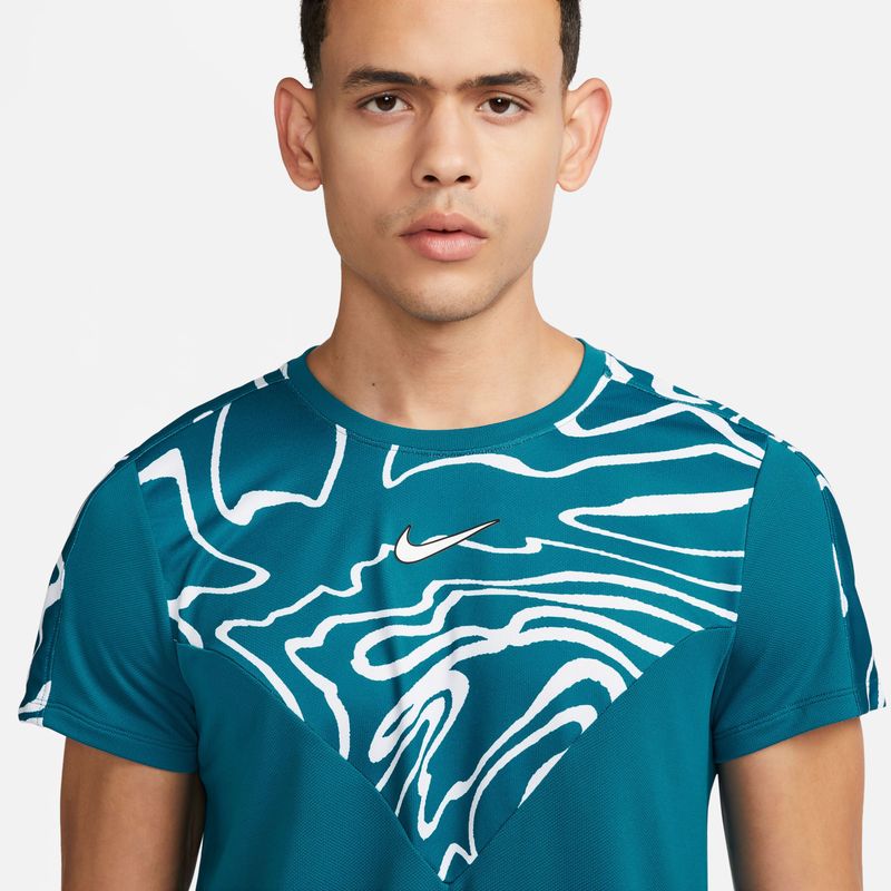 Camiseta-Manga-Corta-nike-para-hombre-M-Nkct-Df-Slam-Top-Mb-para-tenis-color-verde.-Zoom-Frontal-Sobre-Modelo