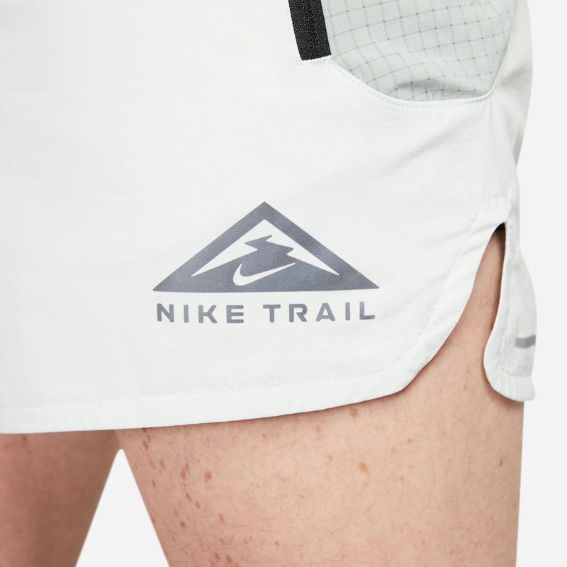 Pantaloneta-nike-para-hombre-M-Nk-Df-Trail-Short-5In-para-correr-color-gris.-Detalle-Sobre-Modelo-3
