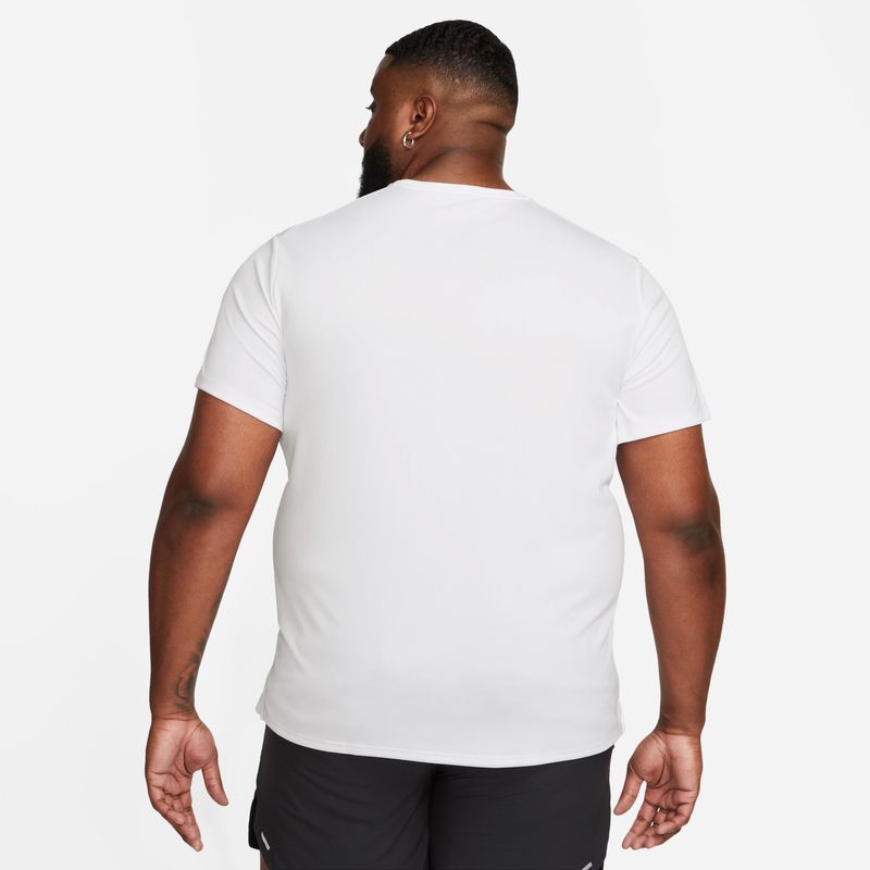 Camiseta-Manga-Corta-nike-para-hombre-M-Nk-Df-Miler-Ss-para-correr-color-blanco.-Reverso-Sobre-Modelo