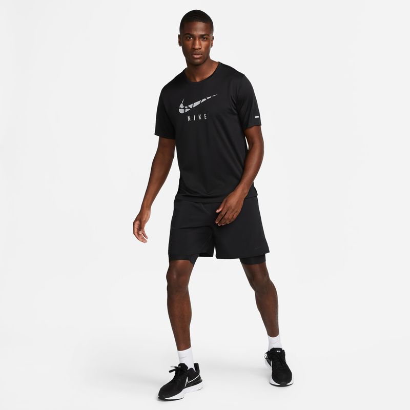 Pantaloneta-nike-para-hombre-M-Nk-Df-Unlimited-Wvn-7In-2In1-para-entrenamiento-color-negro.-Sobre-Modelo