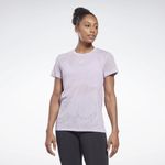 Camiseta-Manga-Corta-reebok-para-mujer-Burnout-Tee-para-entrenamiento-color-morado.-Frente-Sobre-Modelo