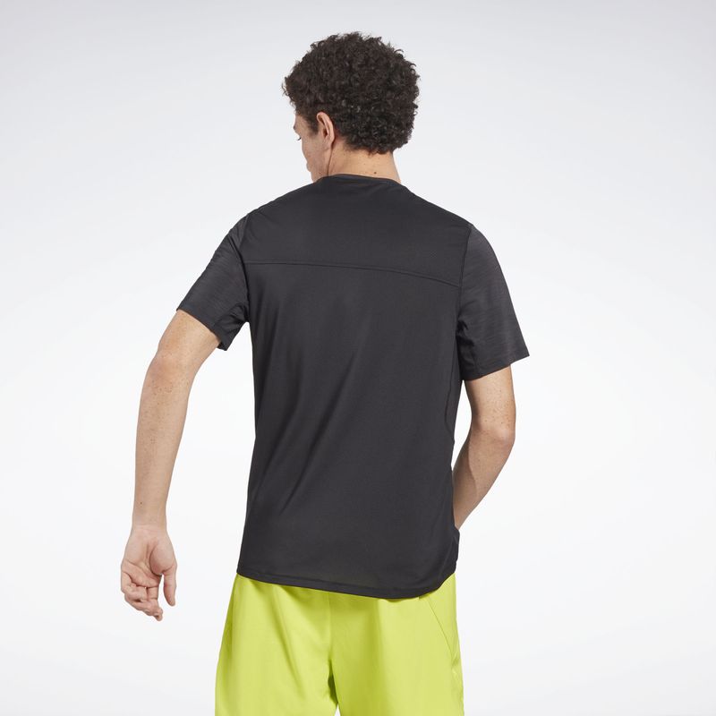 Camiseta-Manga-Corta-reebok-para-hombre-Ts-Ac-Solid-Athlete-Tee-para-entrenamiento-color-negro.-Reverso-Sobre-Modelo