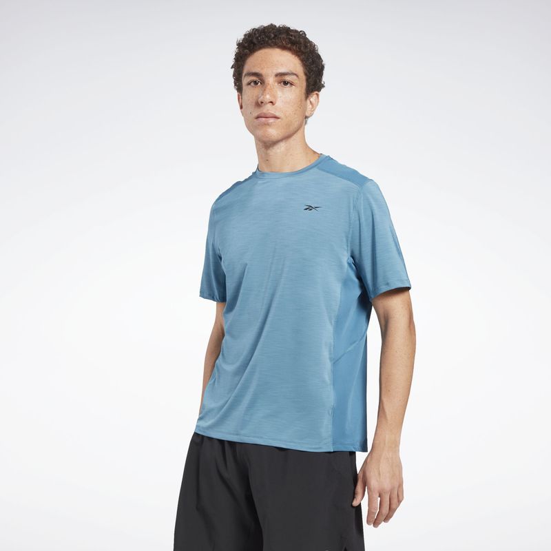 Camiseta-Manga-Corta-reebok-para-hombre-Ts-Ac-Solid-Athlete-Tee-para-entrenamiento-color-azul.-Frente-Sobre-Modelo