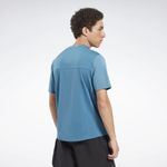 Camiseta-Manga-Corta-reebok-para-hombre-Ts-Ac-Solid-Athlete-Tee-para-entrenamiento-color-azul.-Reverso-Sobre-Modelo