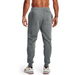 Pantalon-under-armour-para-hombre-Ua-Rival-Fleece-Jogger-para-moda-color-gris.-Outfit-Completo