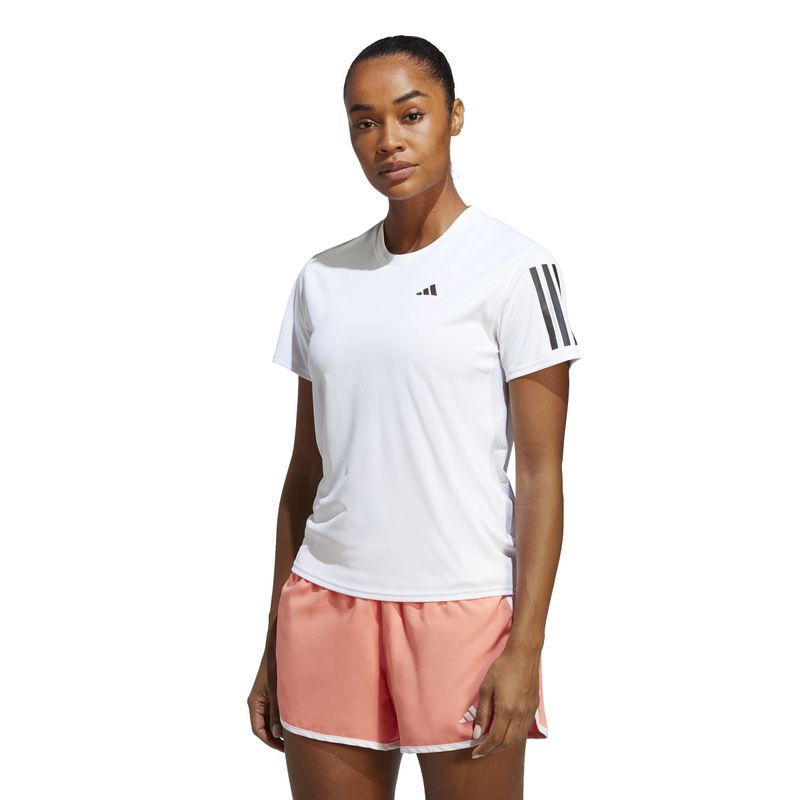 Camiseta-Manga-Corta-adidas-para-mujer-Own-The-Run-Tee-para-correr-color-blanco.-Frente-Sobre-Modelo