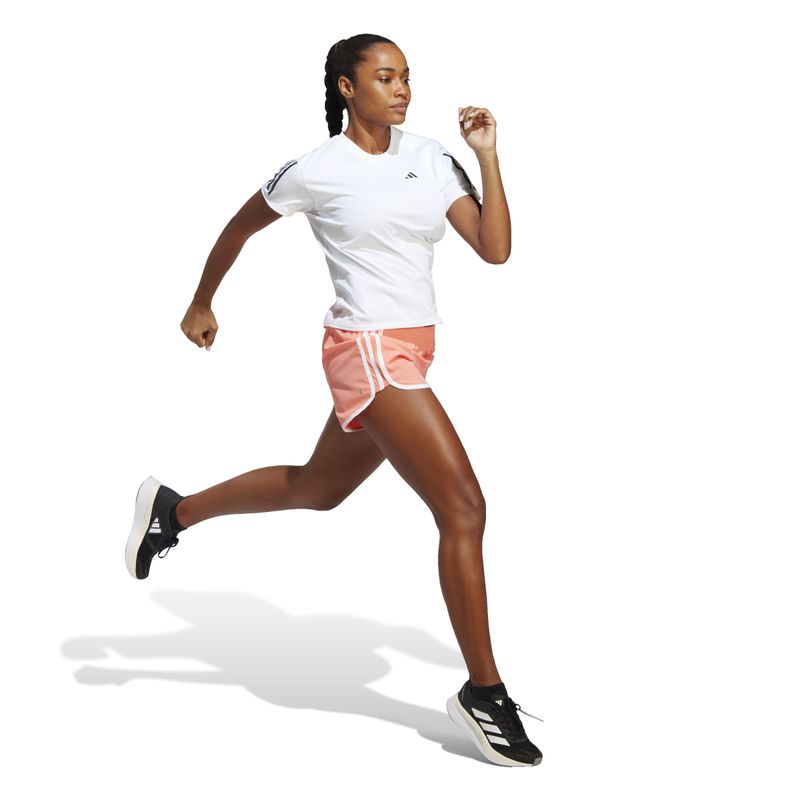 Camiseta-Manga-Corta-adidas-para-mujer-Own-The-Run-Tee-para-correr-color-blanco.-Modelo-En-Movimiento