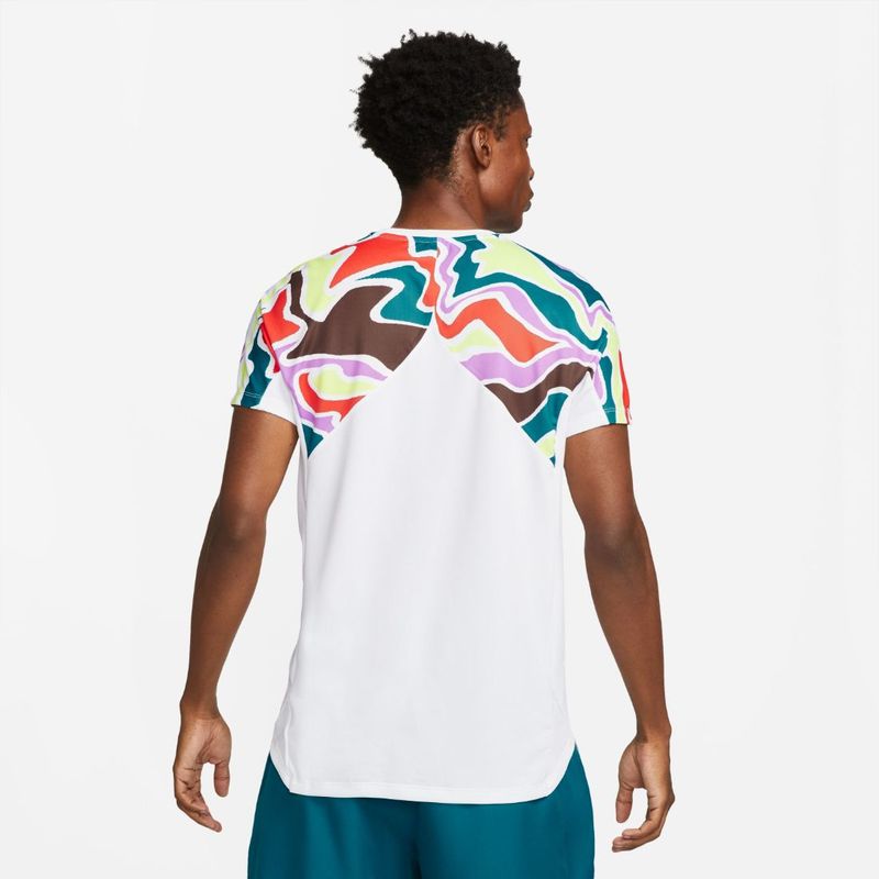 Camiseta-Manga-Corta-nike-para-hombre-M-Nkct-Df-Slam-Top-Mb-para-tenis-color-blanco.-Reverso-Sobre-Modelo