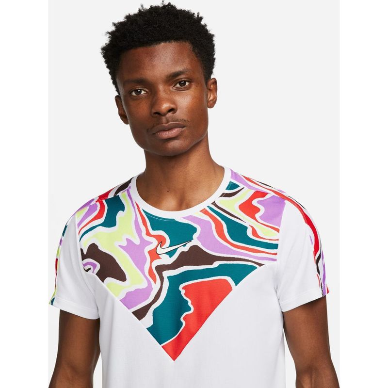 Camiseta-Manga-Corta-nike-para-hombre-M-Nkct-Df-Slam-Top-Mb-para-tenis-color-blanco.-Zoom-Frontal-Sobre-Modelo