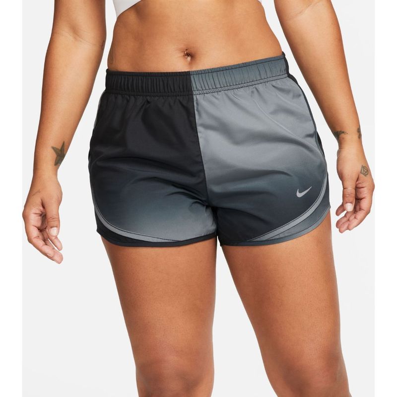 Pantaloneta-nike-para-mujer-W-Tempo-Short-Swsh-Prnt-para-correr-color-negro.-Reverso-Sobre-Modelo