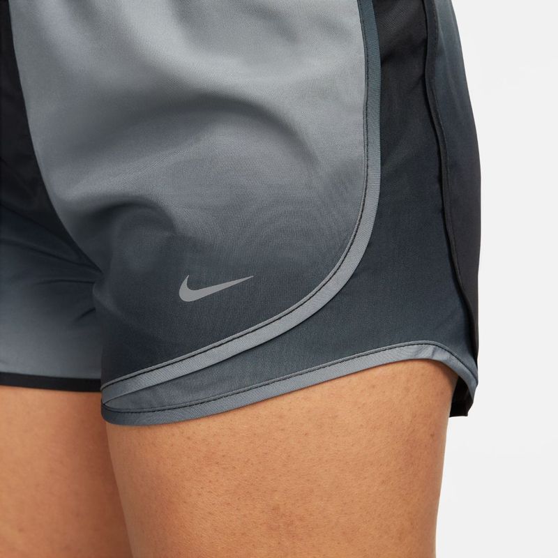 Pantaloneta-nike-para-mujer-W-Tempo-Short-Swsh-Prnt-para-correr-color-negro.-Detalle-Sobre-Modelo-1
