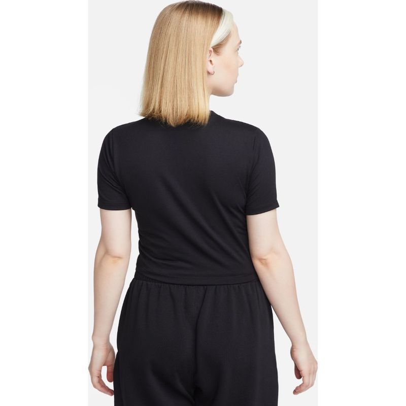 Camiseta-Manga-Corta-nike-para-mujer-W-Nsw-Tee-Essntl-Slim-Crp-Lbr-para-moda-color-negro.-Reverso-Sobre-Modelo