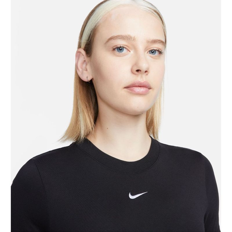 Camiseta-Manga-Corta-nike-para-mujer-W-Nsw-Tee-Essntl-Slim-Crp-Lbr-para-moda-color-negro.-Zoom-Frontal-Sobre-Modelo
