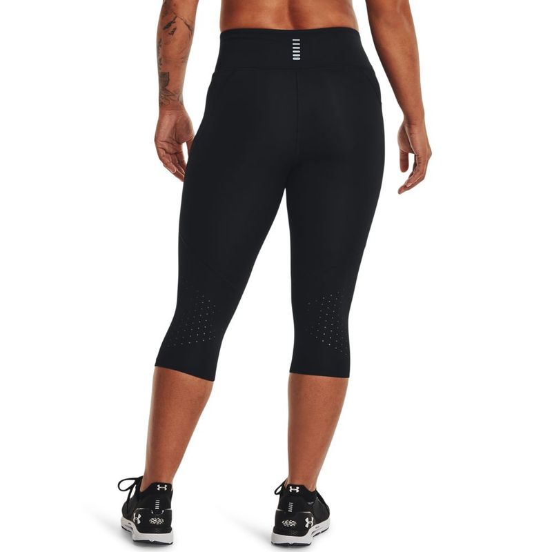 Capri-under-armour-para-mujer-Ua-Fly-Fast-3.0-Speed-Capri-para-correr-color-negro.-Reverso-Sobre-Modelo