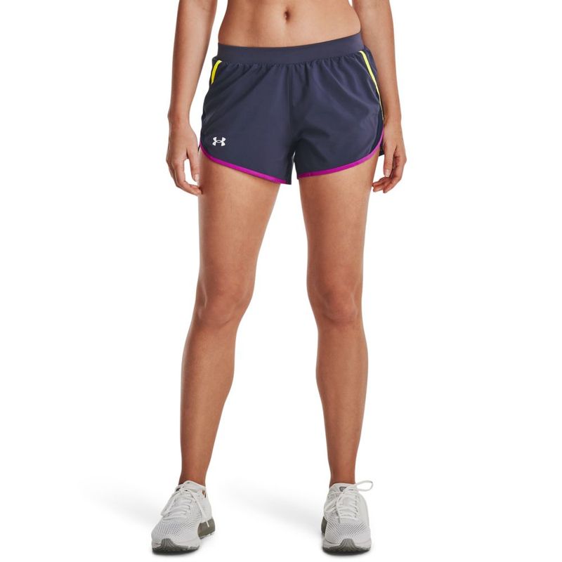 Pantaloneta-under-armour-para-mujer-Ua-Fly-By-2.0-Short-para-correr-color-morado.-Frente-Sobre-Modelo