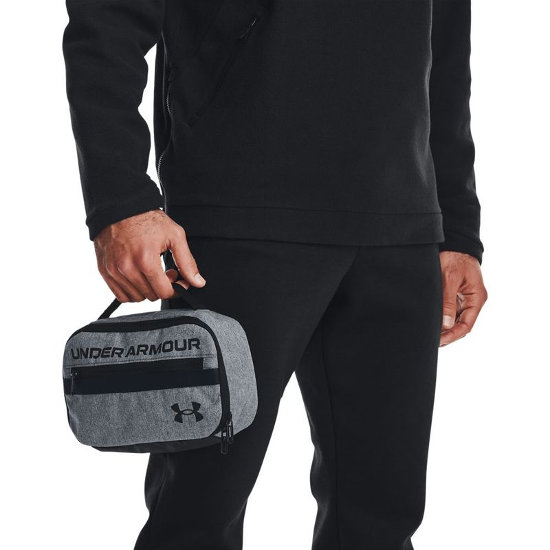 Otros-under-armour-para-hombre-Ua-Contain-Travel-Kit-para-entrenamiento-color-gris.-Sobre-Modelo