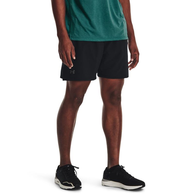 Pantaloneta-under-armour-para-hombre-Launch-Elite-7---Short-para-correr-color-negro.-Frente-Sobre-Modelo